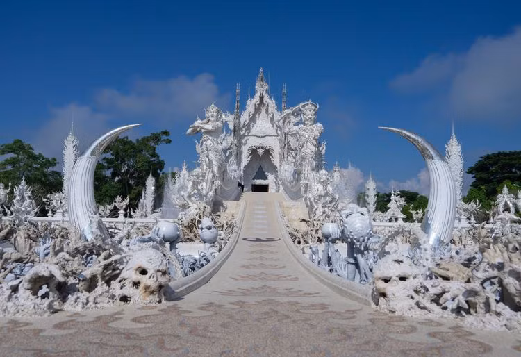 Toàn bộ ngôi chùa mang sắc trắng, cùng với vô vàn hình rồng uốn lượn đúng như tên gọi của nó bạch long tức là rồng trắng. Được biết rất nhiều kim loại bằng bạc đã được dùng để kiến tạo nên ngôi đền này, trong ánh sáng lung linh ngôi đền này đẹp hơn bao giờ hết. Bao quanh ngôi chùa chính là một công viên có hồ cá và những tác phẩm điêu khắc màu trắng. Mỗi bức tượng là một sinh vật huyền thoại có ý nghĩa nhất định. Du khách và những tín đồ Phật giáo đều muốn được đến đây thắp hương cầu Phật vì tin rằng Bạch Long Tự vốn rất linh thiêng.