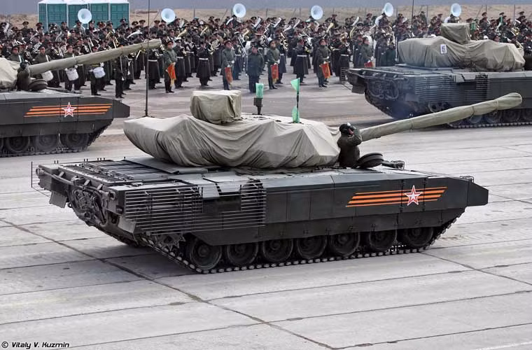 Theo báo chí Nga, nhà sản xuất Uralvagonzavod đã chế tạo đợt đầu 12-32 chiếc dùng cho thử nghiệm, dự kiến bàn giao trong năm 2015. T-14 Armata được kỳ vọng là sẽ thay thế hoàn toàn kho tăng T-72, T-80 lỗi thời và T-90 trong tương lai.