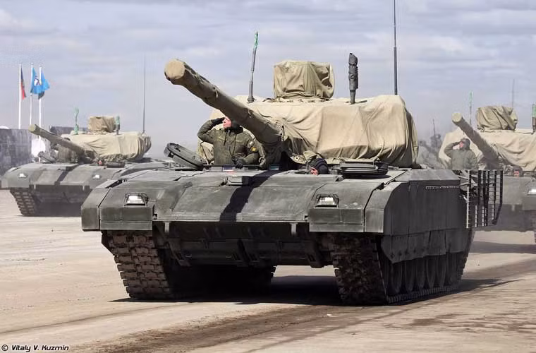 Các chuyên gia dự đoán, siêu tăng T-14 Armata được trang bị tháp pháo tự động, không người lái. Nó gắn pháo chính nòng trơn 2A82 125mm cải tiến đạn đạo so với pháo 2A46M trên T-72/80/90, kết hợp bộ nạp đạn tự động với cơ số đạn 40 viên.