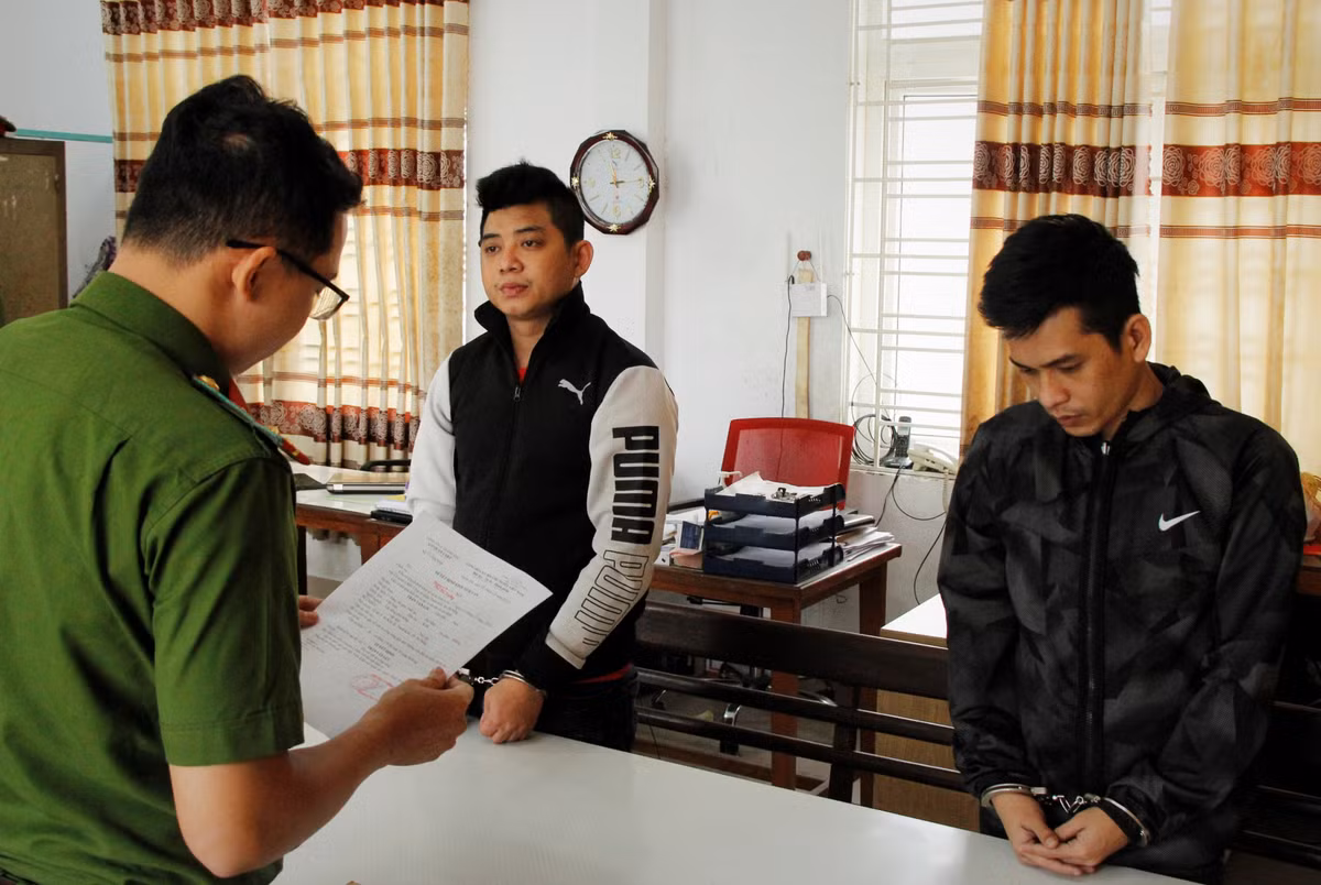  Hàng chục thanh niên đuổi chém nhau trên phố: Mâu thuẫn tiền bạc, nhóm của Trần Văn Phước (SN 1991, trú quận Thanh Khê, Đà Nẵng) và Phạm Thanh (SN 1996, trú quận Hải Châu) mang theo hung khí chém nhau giữa phố khiến nhiều người khiếp sợ. Qúa trình hỗn chiến, Đinh Duy Tân bị nhóm Phước chém nhiều nhát ở chân và trúng một phát đạn bi vào lưng gây thương tích. Hiện Công an Đà Nẵng đang tạm giữ các đối tượng để điều tra, làm rõ. 