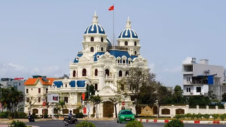 Đại gia Ngô Văn Phát nổi tiếng khắp cả nước bởi sở hữu những tòa lâu đài hoành tráng bậc nhất tại TP.Hải Phòng và tỉnh Thái Bình. Đặc biệt tòa lâu đài ở Thái Bình mang phong cách châu Âu rộng hàng nghìn mét vuông, có thang máy, hệ thống âm thanh, ánh sáng hiện đại không kém gì những trường quay sang chảnh trong các đài truyền hình lớn. Ngoài ra, trên mái tòa lâu đài này còn xây dựng mái phẳng để đậu trực thăng. 
