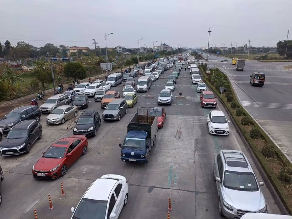 Lực lượng chức năng cũng cần lên những phương án để phân luồng nhằm giảm tải việc ùn tắc đường kéo dài.