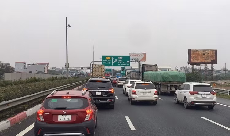 Cao tốc Pháp Vân - Cầu Rẽ bị tắc đường kéo dài.