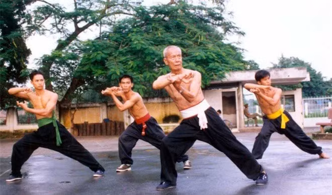 Theo sách "Võ Nhân Bình Định", Hùng kê quyền (võ gà) do Đông Định Vương Nguyễn Lữ - người em út của Tây Sơn tam kiệt - sáng tạo ra. Nguyễn Lữ vốn người mảnh khảnh, tính nết hiền hòa, ưa thanh tịnh. Khác với hai anh, ông theo học văn nhiều hơn võ. 