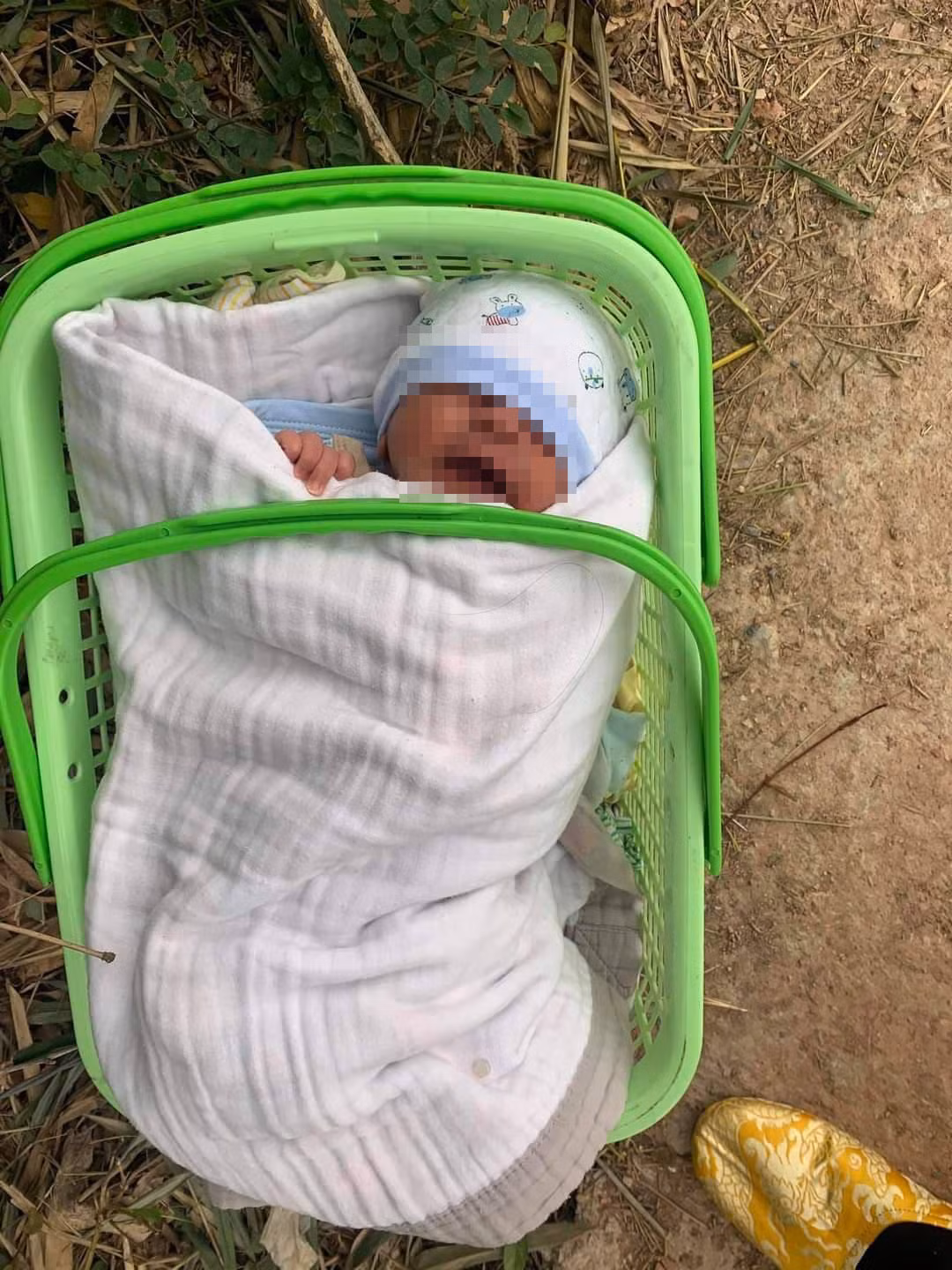 Khi tiến hành kiểm tra, người dân phát hiện một chiếc làn nhựa bên trong có một bé trai mới sinh được ít ngày được để ở gần cổng chùa Khánh Long trong thời tiết giá rét. 