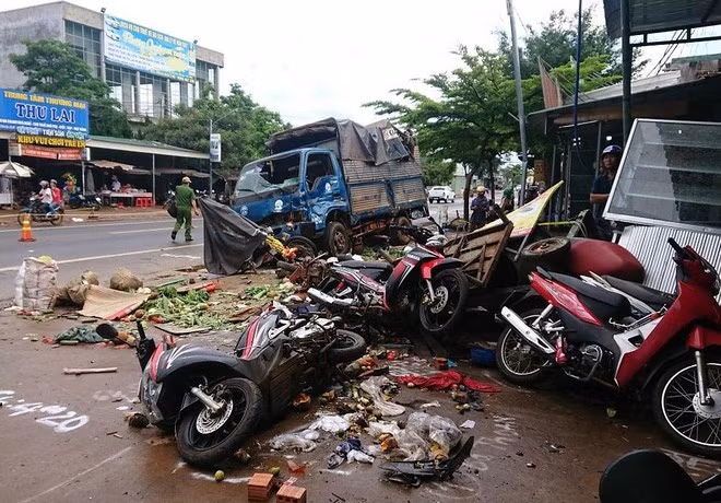  Xe tải lao vào chợ khiến 5 người chết ở Đắk Nông: Khoảng 6h sáng 13/6, trên đường Hồ Chí Minh, đoạn qua chợ xã Ðắk R’La, huyện Ðắk Mil (còn gọi là chợ 312) xảy ra vụ TNGT đặc biệt nghiêm trọng. Lái xe Ngô Văn Bền điều khiển xe tải BKS 69C - 051.59, lưu thông trên đường Hồ Chí Minh theo hướng Ðắk Nông - Ðắk Lắk.