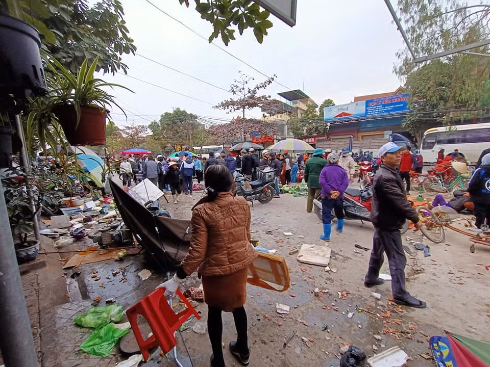 Một người dân chứng kiến vụ tai nạn chia sẻ: “Tôi đang đi ở ngoài đường đi trước xe ô tô này khoảng 5m thì thấy chiếc xe rồ ga, mất lái phi thẳng vào chợ đâm vào bếp than tổ ong. Lúc này, nhiều tiếng la hét thất thanh, chiếc xe chỉ dừng lại khi đâm xuống rãnh bên trong kiot ở chợ”. 