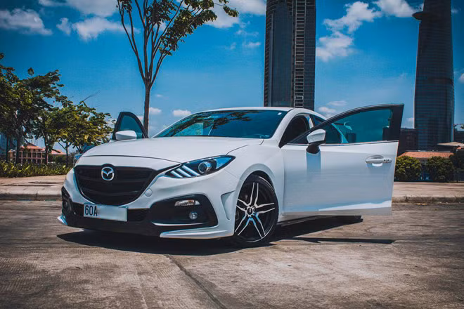 Mới đây, hình ảnh của chiếc hatchback Mazda 3 All New độ dàn áo mới của một chủ nhân sống tại Đồng Nai thu hút sự quan tâm của giới chơi xe.