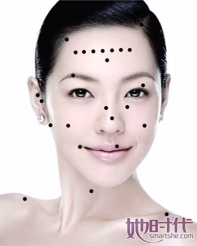 8. Nốt ruồi ở giữa sống mũi: Trong Chu dịch, mũi được gọi là cung Tài bạch, chủ về tài. Người có nốt ruồi ở vị trí này thường có mâu thuẫn về mặt kinh tế với chồng, dễ dẫn đến nguy cơ tan vỡ hôn nhân.