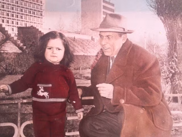 Ông và cháu gái tên Parastoo đi chơi công viên vào mùa đông năm 1965.