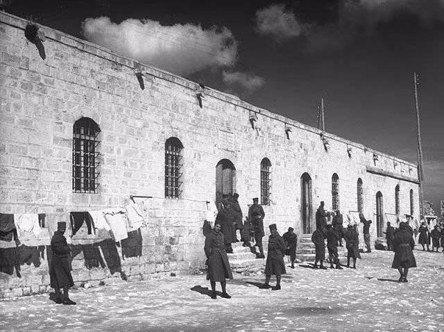 Bên trong khu vực đồn trú của lực lượng viễn chinh Pháp ở Aleppo.