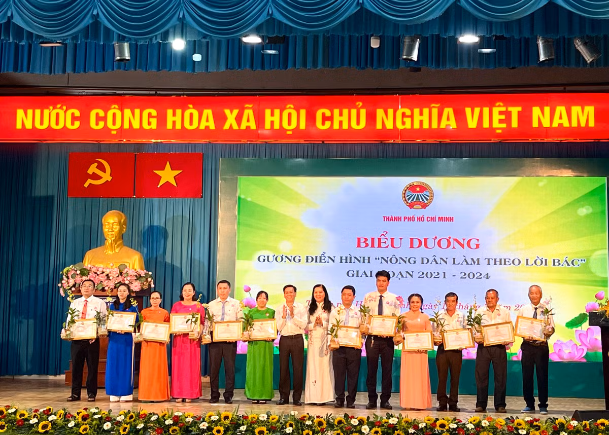 Hoi Nong dan TP HCM trao hoc bong toan phan cho sinh vien ngheo