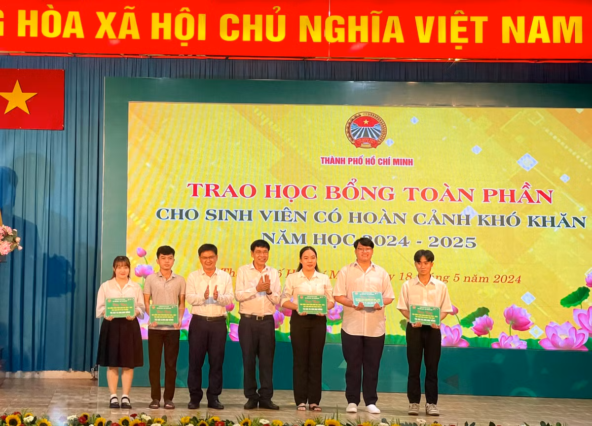 Hoi Nong dan TP HCM trao hoc bong toan phan cho sinh vien ngheo-Hinh-2