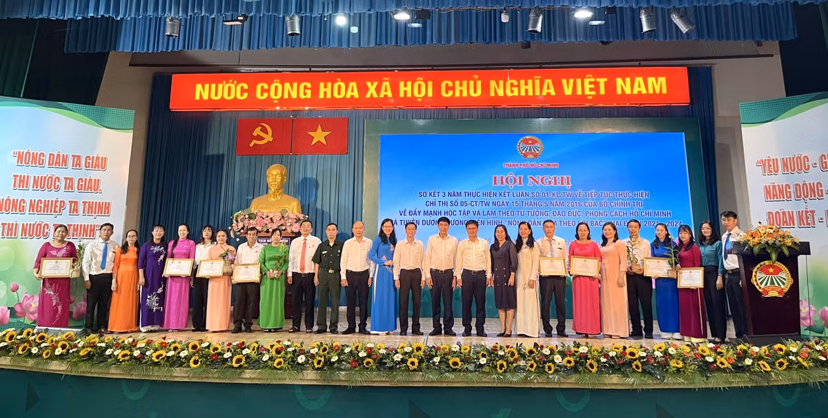 Hoi Nong dan TP HCM trao hoc bong toan phan cho sinh vien ngheo-Hinh-3