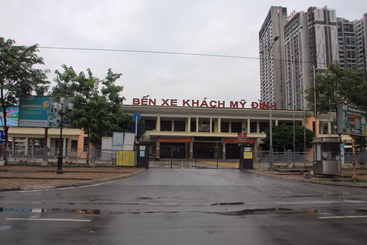 Ha Noi: Xe tai nup trong bui ram de boc xep hang hoa