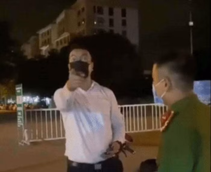 Cong an dang dieu tra nguoi xung “tao la VTV” thong chot COVID-19
