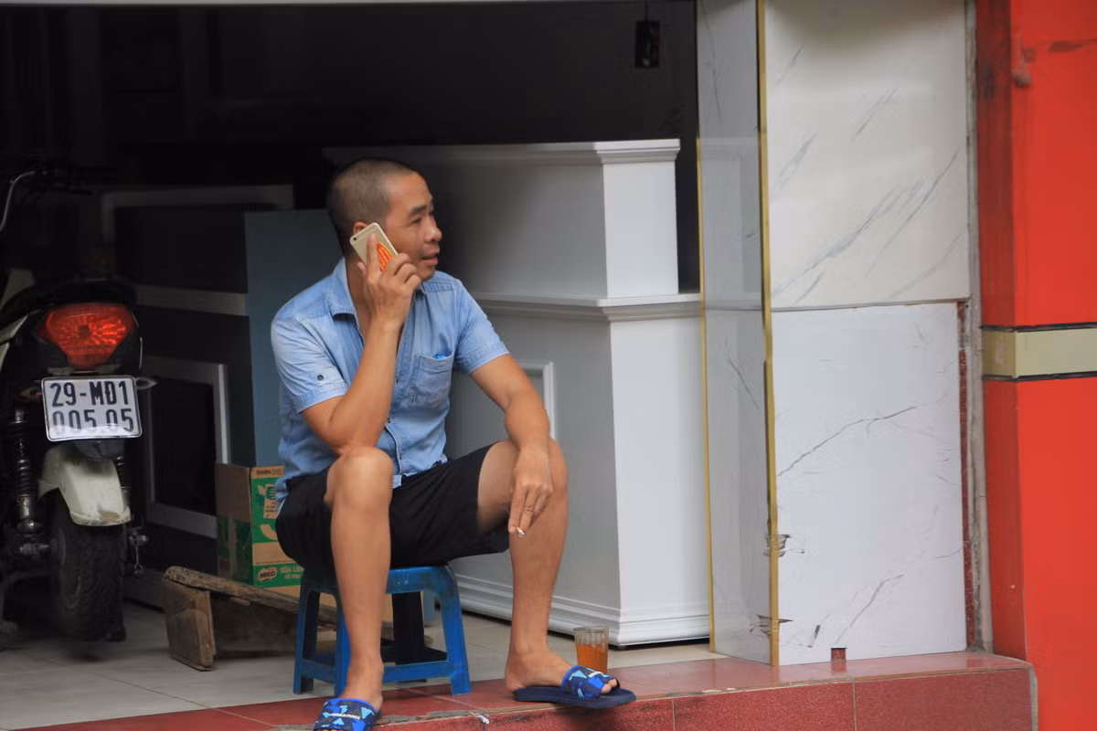 Không đeo khẩu trang khi ngồi trước cửa hút thuốc.