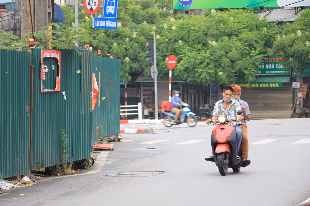 Thời điểm Hà Nội thực hiện giãn cách xã hội, giao thông vắng vẻ, hạn chế lực lượng CSGT nên nhiều người ra đường không tuân thủ luật giao thông đường bộ và thường đeo khẩu trang kiểu đối phó.