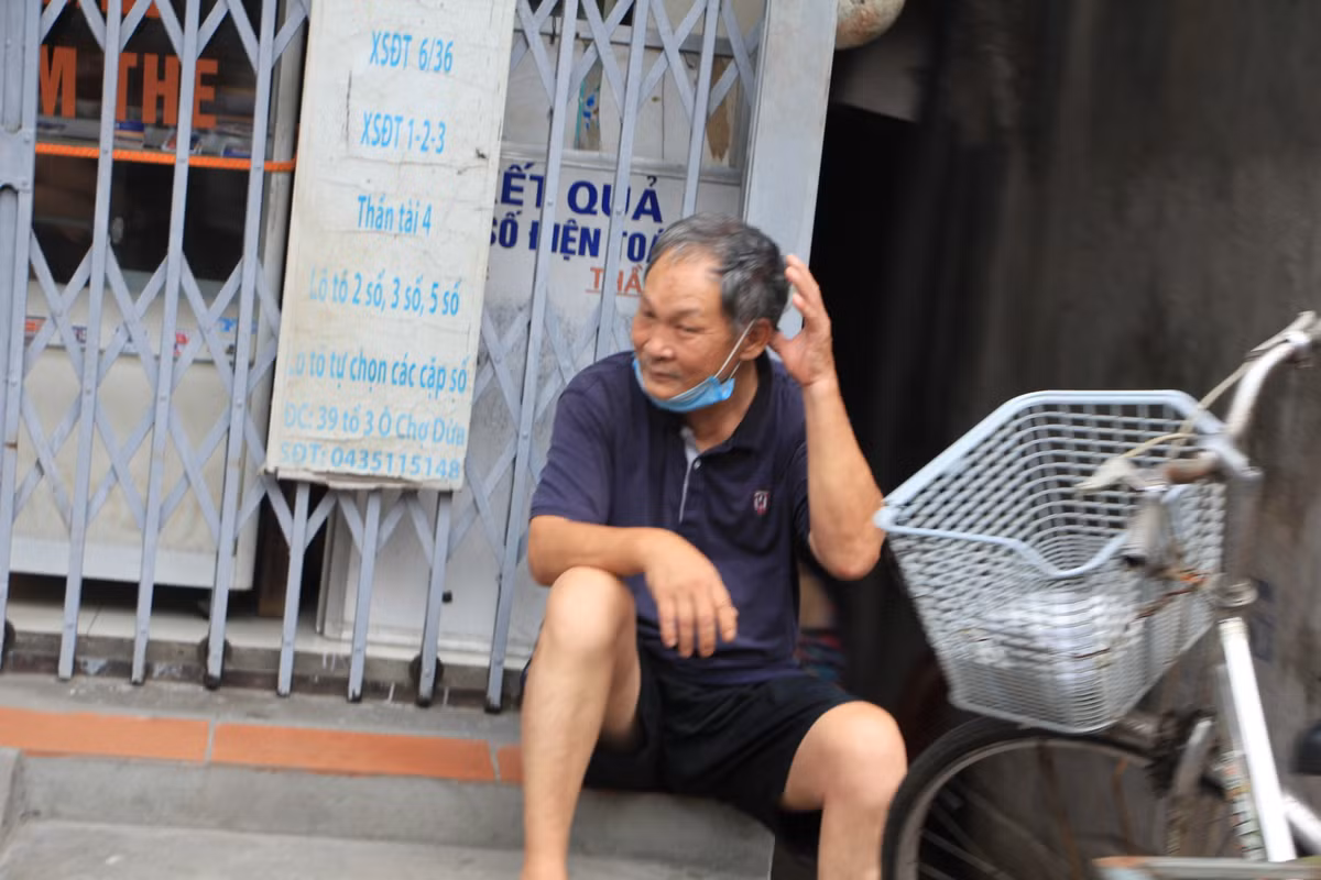 Người cao tuổi vẫn bất chấp quy định để đạp xe thể dục ngoài đường.