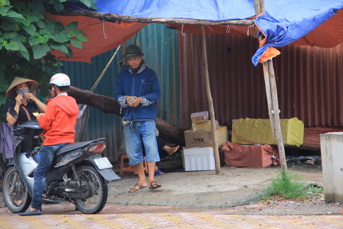 Những lao đông tự do vẫn ra đường Phạm Hùng (quận Cầu Giấy) để làm việc. Thường xuyên tiếp xúc với nhiều người ký gửi hàng hóa nhưng người đàn ông này không đeo khẩu trang.