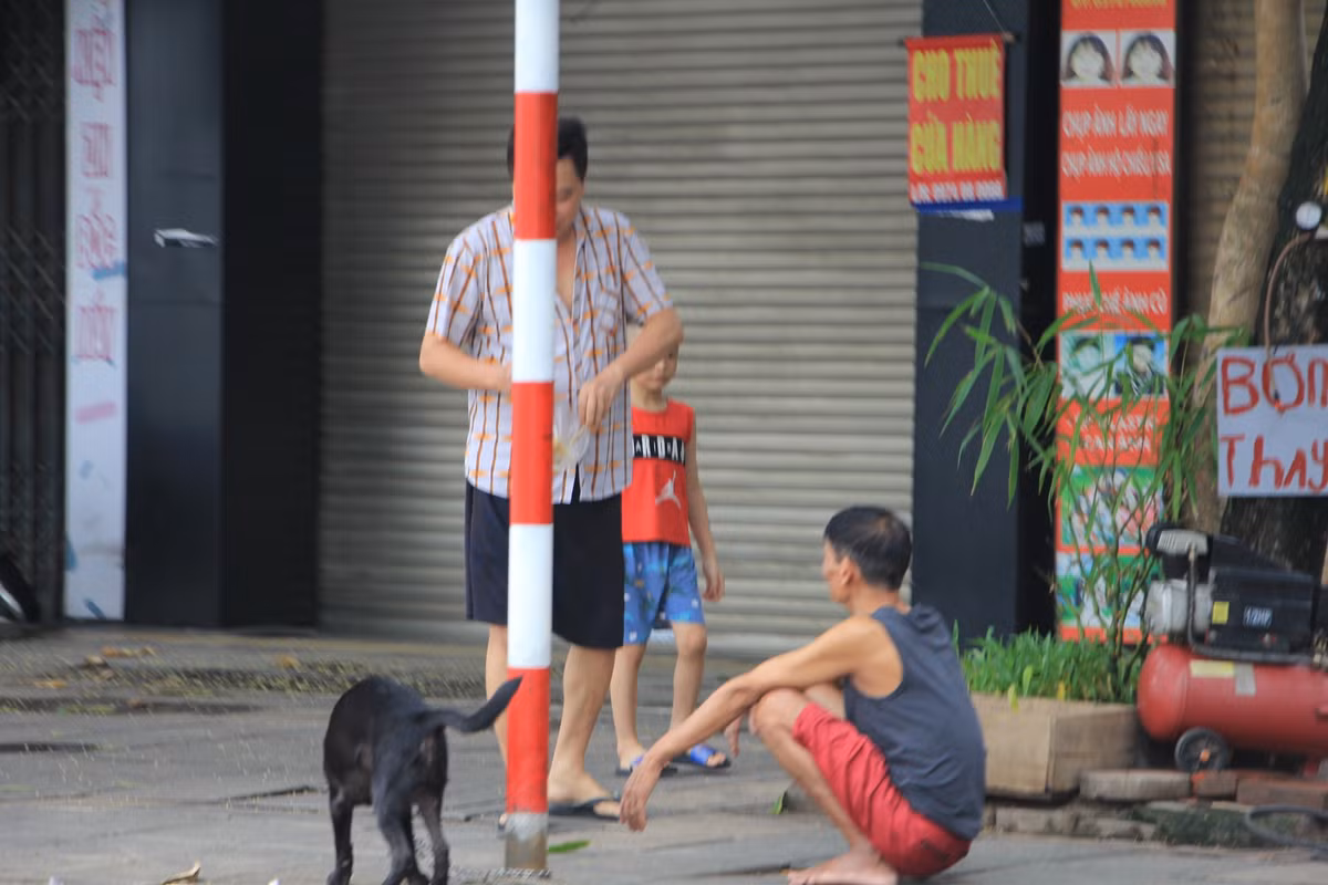 Người dân túm tụm 3 người nhưng không đeo khẩu trang.