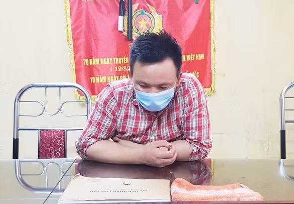  Cặp tình nhân bị khởi tố vì làm lây lan dịch bệnh: Ngày 24/6, Viện KSND TP Bắc Ninh phê chuẩn quyết định khởi tố vụ án, khởi tố bị can đối với Nguyễn Văn Quý (31 tuổi, ở phường Đại Phúc, TP Bắc Ninh) và Nguyễn Thị Phương (34 tuổi, ở xã Lãng Công, huyện Sông Lô, tỉnh Vĩnh Phúc) về tội "làm lây lan dịch bệnh truyền nhiễm nguy hiểm cho người". Dù TP Bắc Ninh đang cách ly xã hội. Nhưng Qúy vẫn bắt xe ôm từ Hà Nội lên để thăm bạn gái nhiều lần, gây lây lan dịch bệnh.