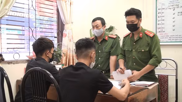  Đột nhập khu cách ly giữa đêm để thăm bạn gái đang là F1: Đêm 26/5, Chinh và Lương trèo vào khu cách ly tập trung COVID-19 tại tiểu khu 1, thị trấn Thuận Châu (Sơn La) mục đích để gặp bạn gái của Chinh đang là F1 tại đây. Tuy nhiên, sau khi vượt rào, phát hiện tổ công tác của thị trấn làm nhiệm vụ tại khu cách ly phát hiện bắt giữ.
