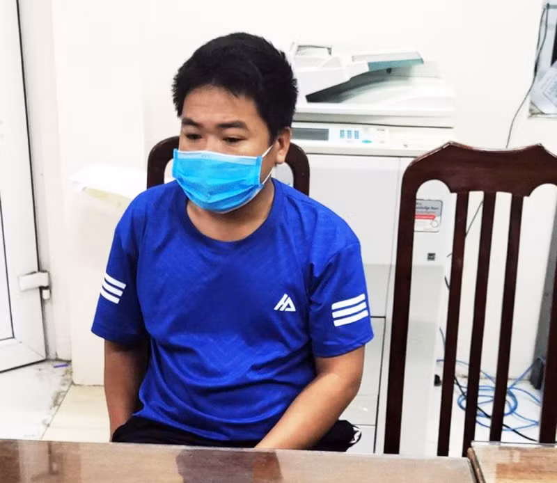  Côn đồ dùng dao đâm Phó trưởng Công an xã: Công an huyện Thạch Thất (Hà Nội) đang tạm giữ đối tượng Nguyễn Văn Hòa (SN 1987, trú tại xã Phú Kim) dùng dao đâm cán bộ Công an xã Phú Kim, gây thương tích. Trước đó, Hòa cố tình vượt chốt COVID-19, lăng mạ, xúc phạm, dùng dao đâm vào bụng thượng úy Đặng Trung Hiếu, Phó trưởng Công an xã Phú Kim nhưng rất may, mũi dao trúng vào phần thắt lưng.