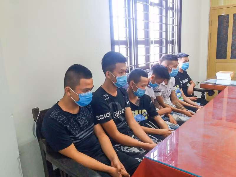 Băng cướp "tuổi teen" chuyên chặn xe cướp tài sản: Công an TP Nam Định ra quyết định tạm giữ hình sự đối với Bùi Anh Tuấn, Nguyễn Như Hiếu, Lê Huỳnh Đức, Vũ Tiến Thăng, Vũ Thế Anh về hành vi “cướp tài sản”. Trước đó, 5 thanh niên điều khiển 2 xe mô tô không có BKS chặn xe, dí dao vào cổ, cướp điện thoại Iphone 6 trên địa bàn. Mở rộng điều tra, công an bắt giữ thêm 7 thanh thiếu niên có liên quan.
