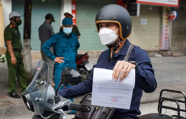 Ha Noi: Tu 9/8, ngoai giay di duong can mang theo giay to gi?