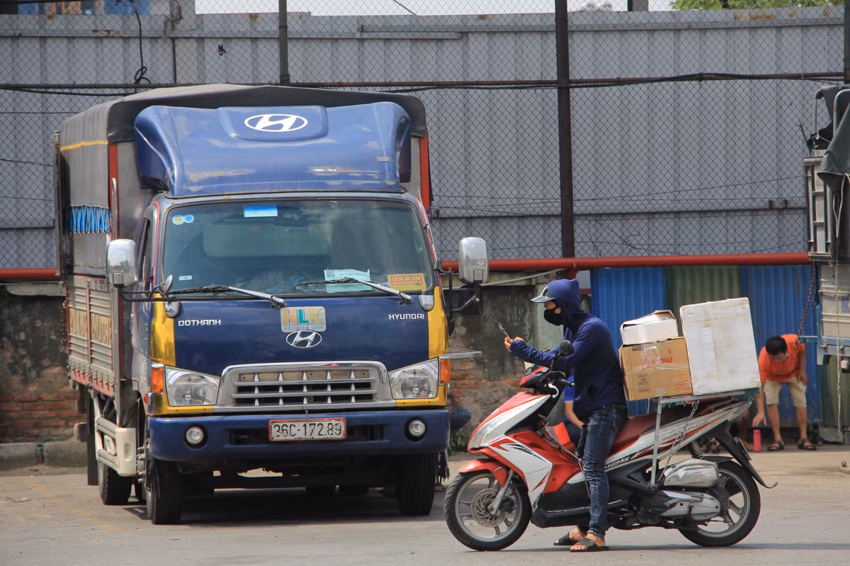 Các xe đều in biển tên nhà xe và dòng chữ “giao nhận hàng”, được xếp thành hàng dài theo lốt. Shipper và người dân cũng đến điểm tập kết này để nhận hàng và gửi hàng như không hề có quy định về giãn cách, hạn chế đi lại. 