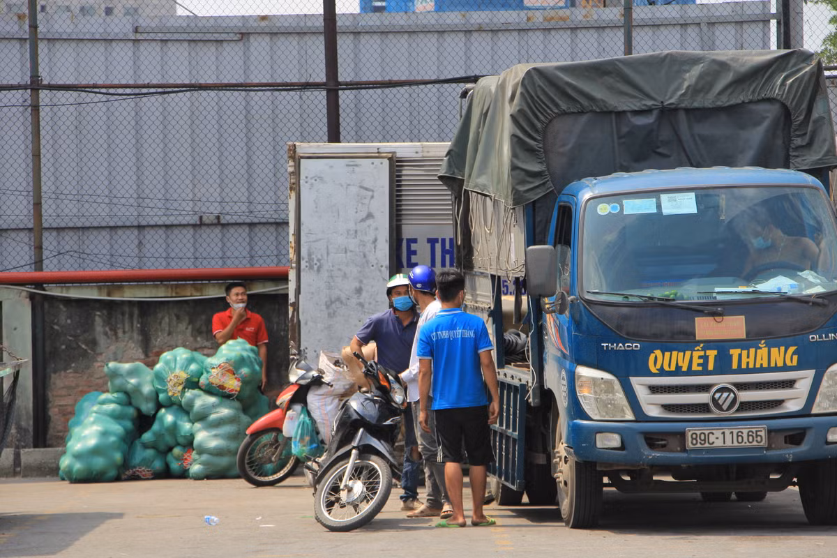 Đáng chú ý, những người dân vào bến xe Nước Ngầm lấy hàng hóa đều không được khai báo y tế mặc dù ngay gần cổng có bàn khai báo nhưng không có nhân viên.