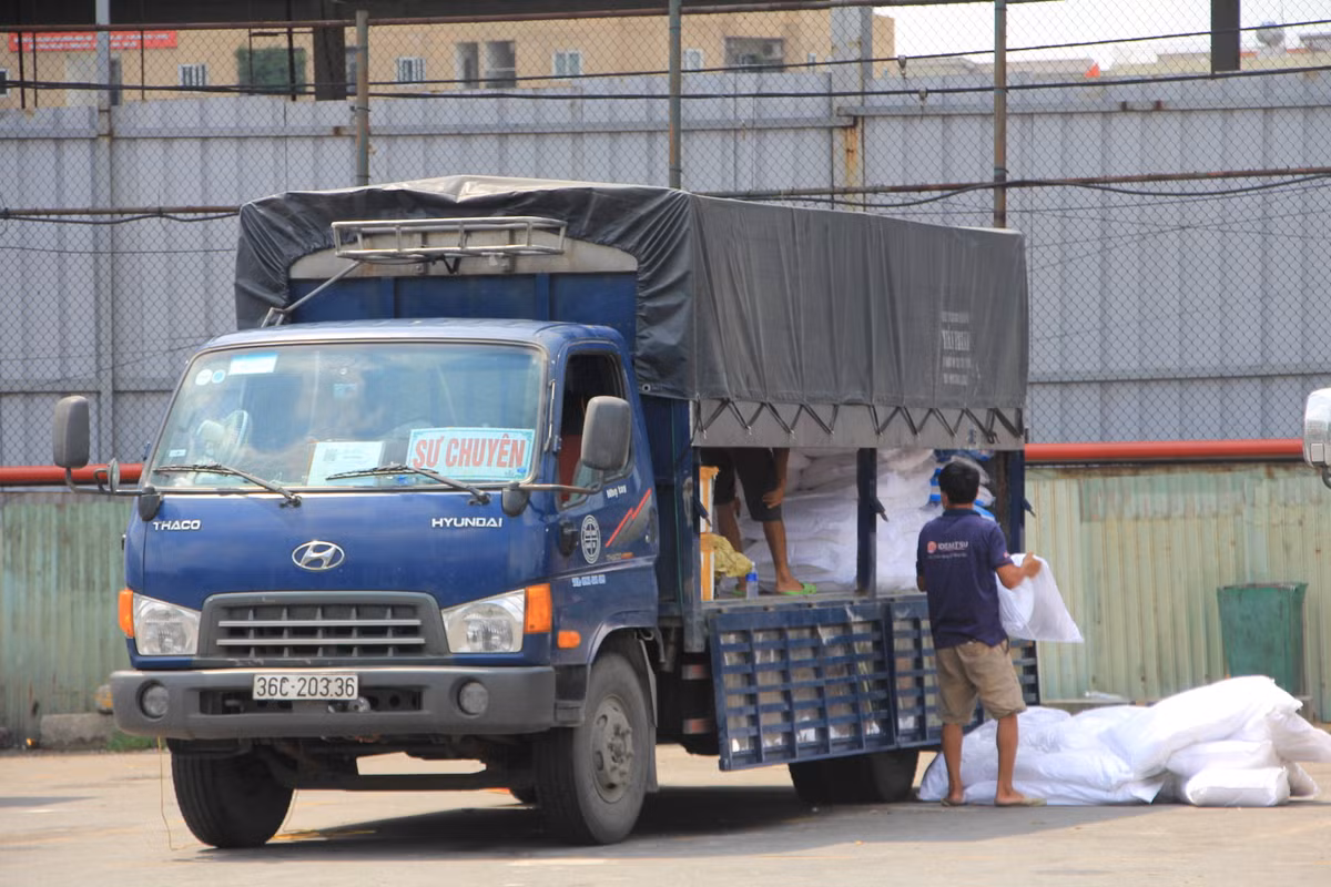 Và bốc dỡ hàng hóa chờ người đến lấy.