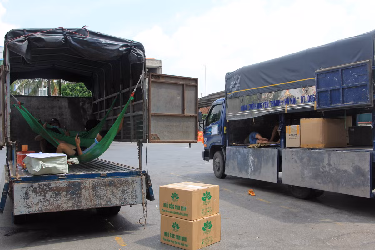 Theo tìm hiểu của PV Báo Tri thức và Cuộc sống, để có được "lốt" bốc xếp hàng ở bến xe Nước Ngầm ở thời điểm Hà Nội giãn cách, một xe ô tô khi ra vào bến phải nộp ít nhất 200 nghìn đồng/lượt. Riêng xe máy mất phí 10 nghìn đồng/lượt.