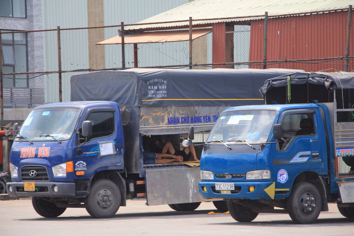 Những chiếc xe tải nằm chờ hàng bất chấp bến xe Nước Ngầm không được phép tập kết, bốc xếp hàng hóa.