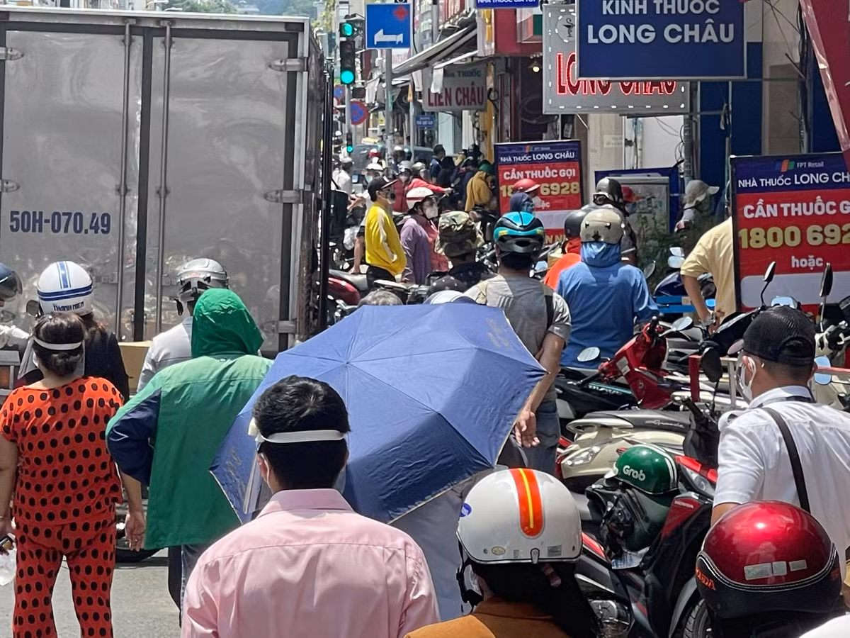 Trưa nắng chang chang, người dân TP. HCM đổ xô đi mua thuốc, thức ăn Trua nang chang chang, nguoi dan TP. HCM do xo di mua thuoc, thuc an
