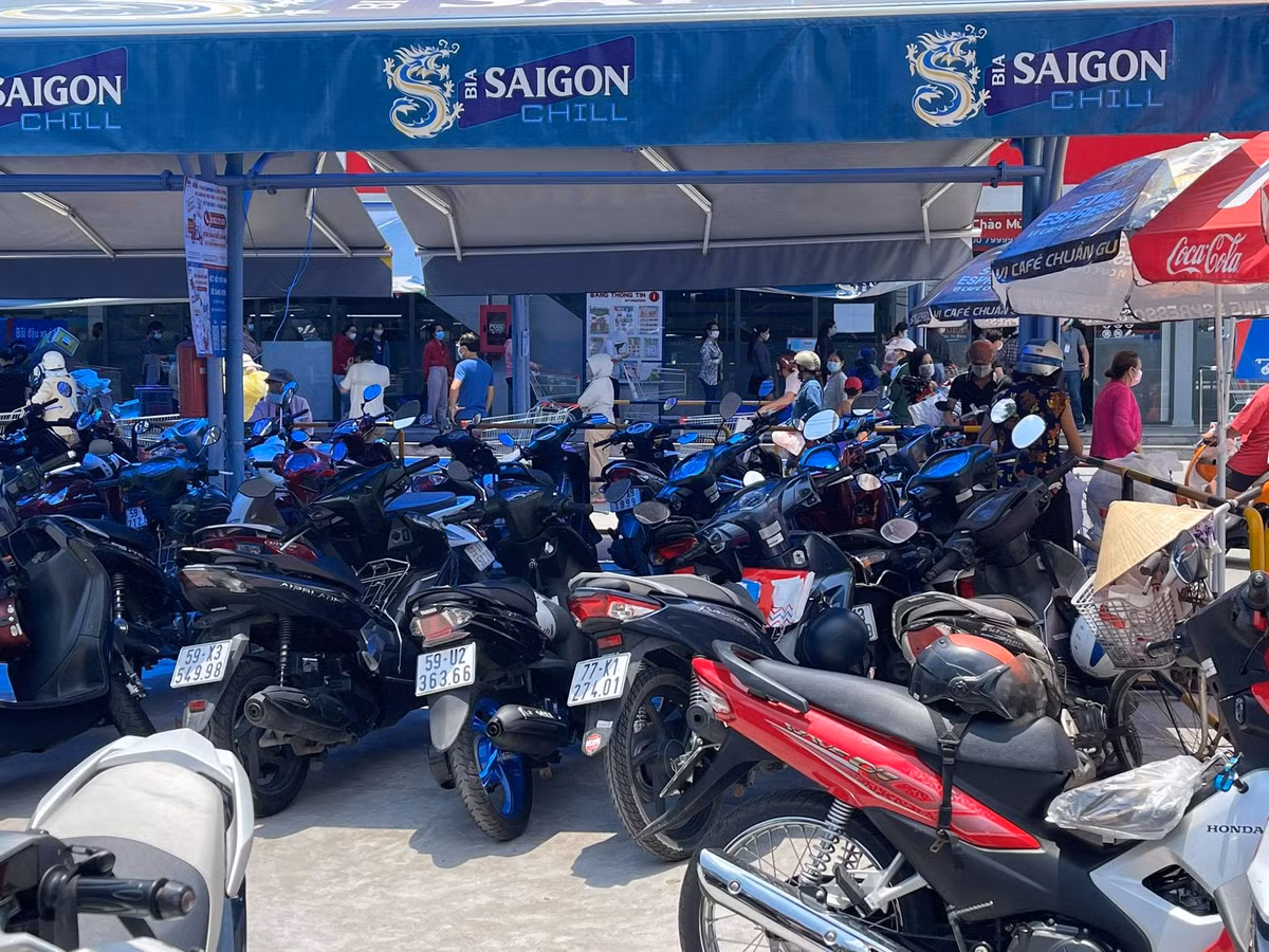 Bãi gửi xe ở các siêu thị chật kín.