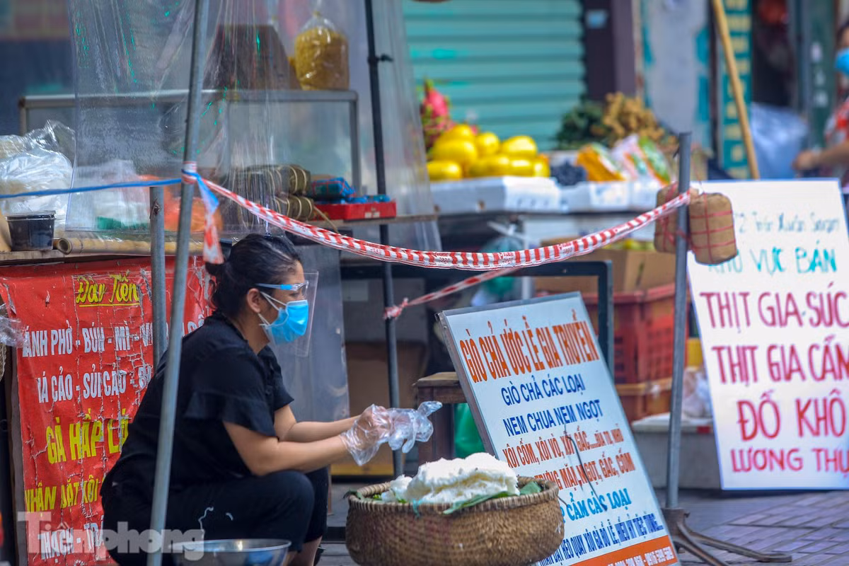 Để tự bảo vệ mình, trước mỗi quầy bán đều được giăng dây để đảm bảo khoảng cách với những người mua hàng.