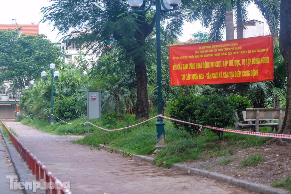 Giăng dây quanh vườn hoa 1-6 (phường Quang Trung, quận Đống Đa, Hà Nội).