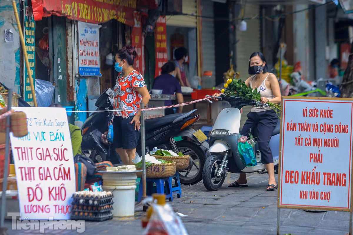 Khu vực chợ là nơi còn đông người mua bán trong thời điểm giãn cách xã hội này.