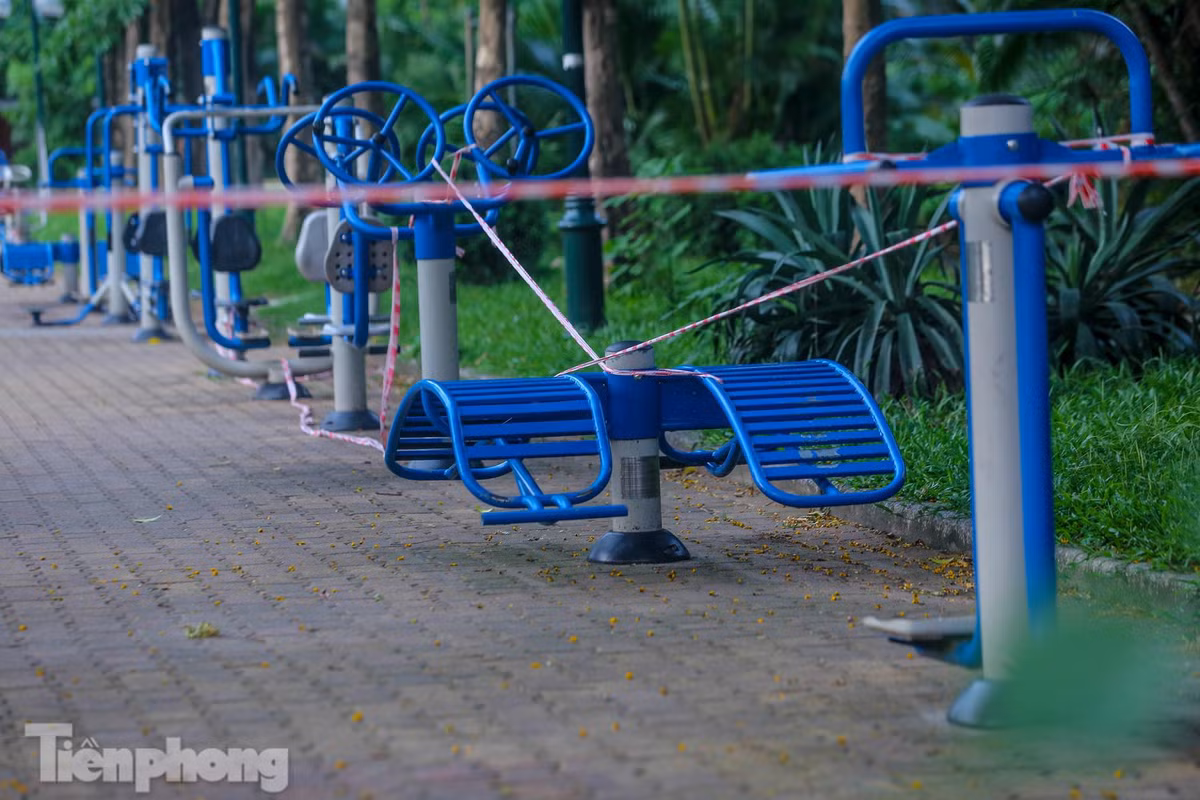 Những thiết bị tập công cộng cũng được giăng dây để tránh người dân sử dụng tập thể dục.