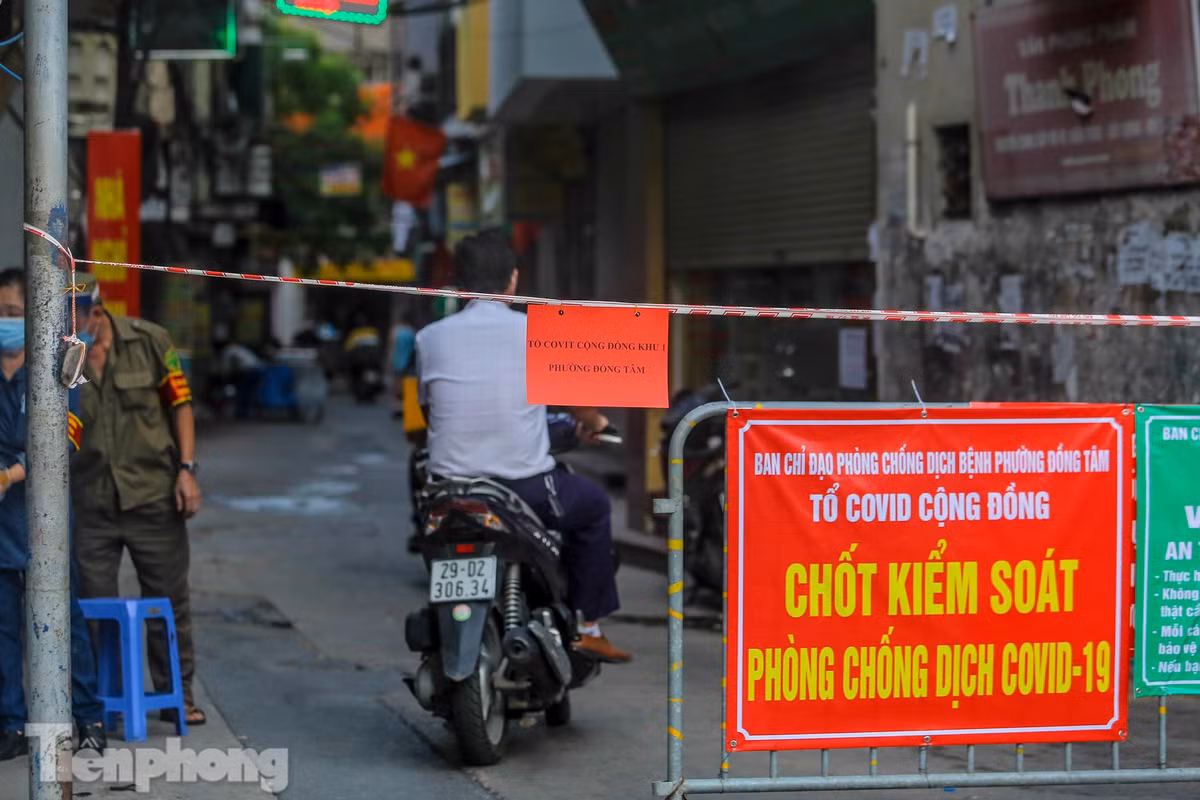 Đi khắp trong hẻm sâu, ngõ hẹp đâu đâu ta cũng bắt gặp những tấm biển đỏ, xanh tuy hai màu tương phản mà lại cùng chung một ý nguyện là ngăn ngừa COVID-19.
