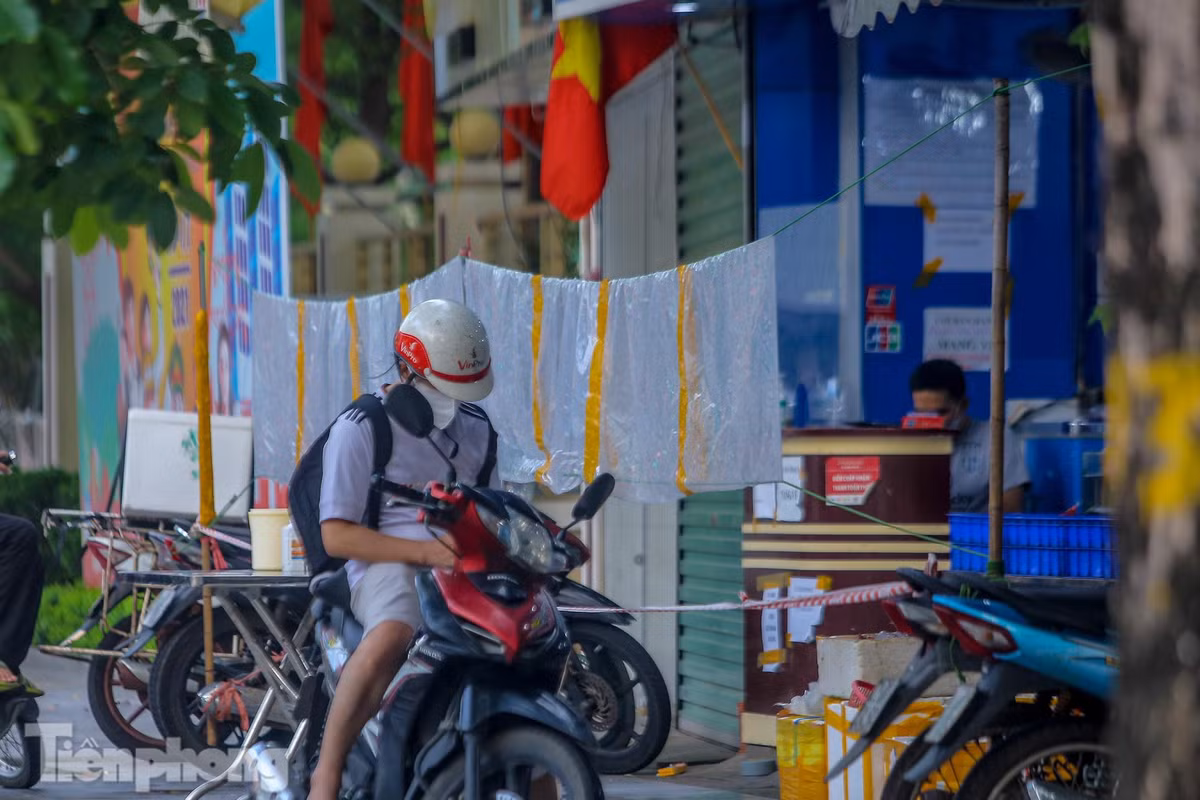 Một cửa hàng bán thủy sản không những căng dây mà tạo một lớp tấm chắn để tránh tiếp xúc trực tiếp.