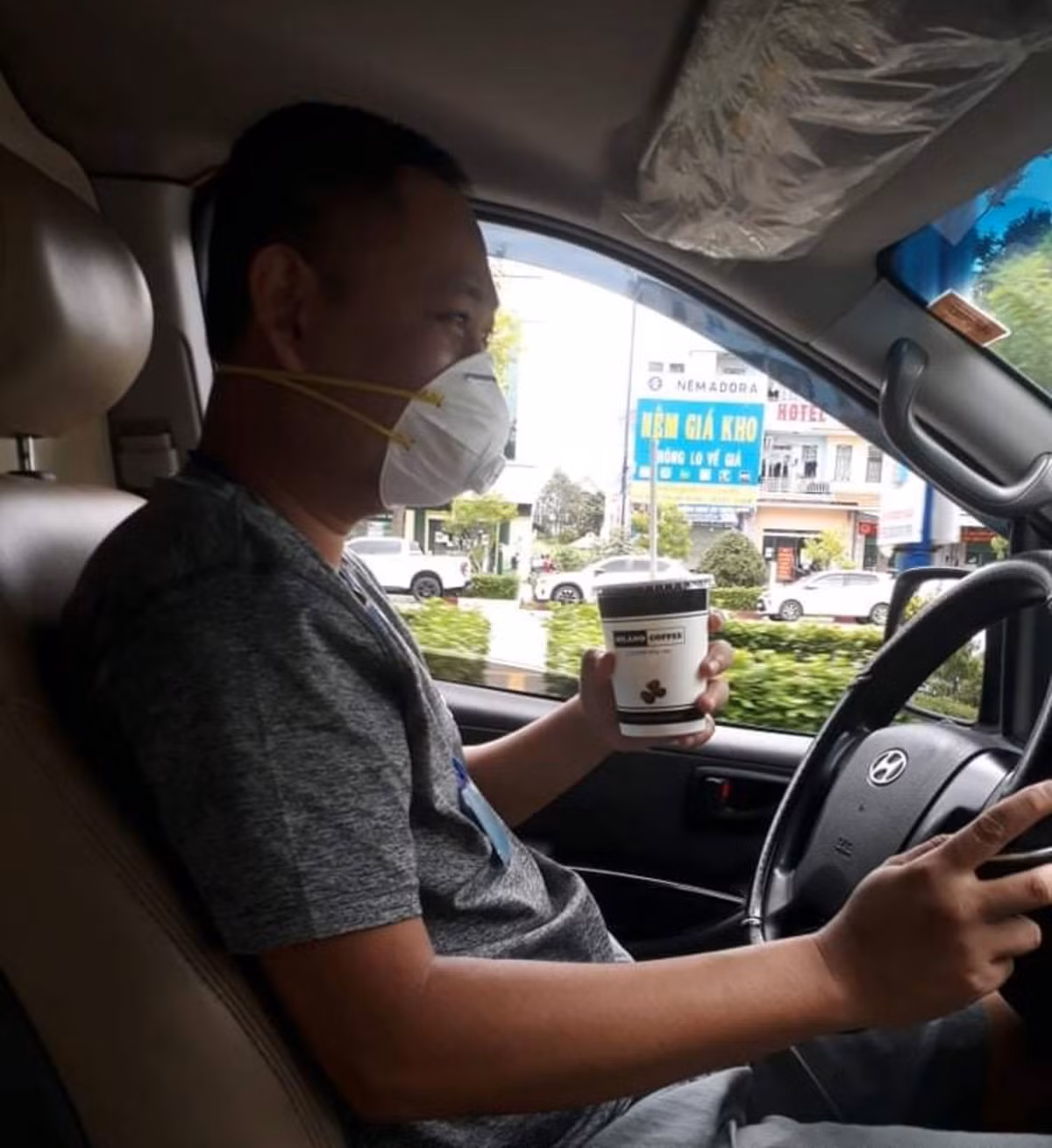 Lai xe cuu thuong 3 lan “tron nha” lao vao tam dich COVID-19
