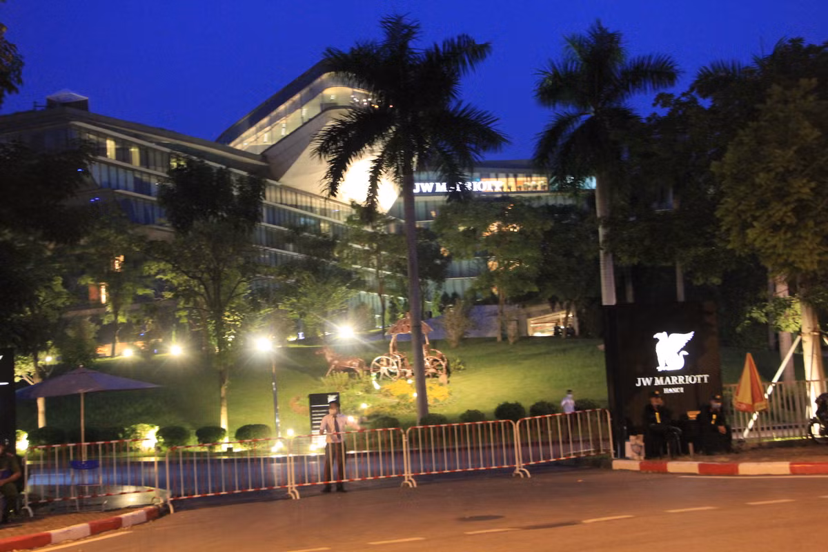 Do Hà Nội đang giãn cách xã hội nên các nhân viên an ninh cũng "nhàn" hơn, nhưng không vì thế mà công tác lơi lỏng.