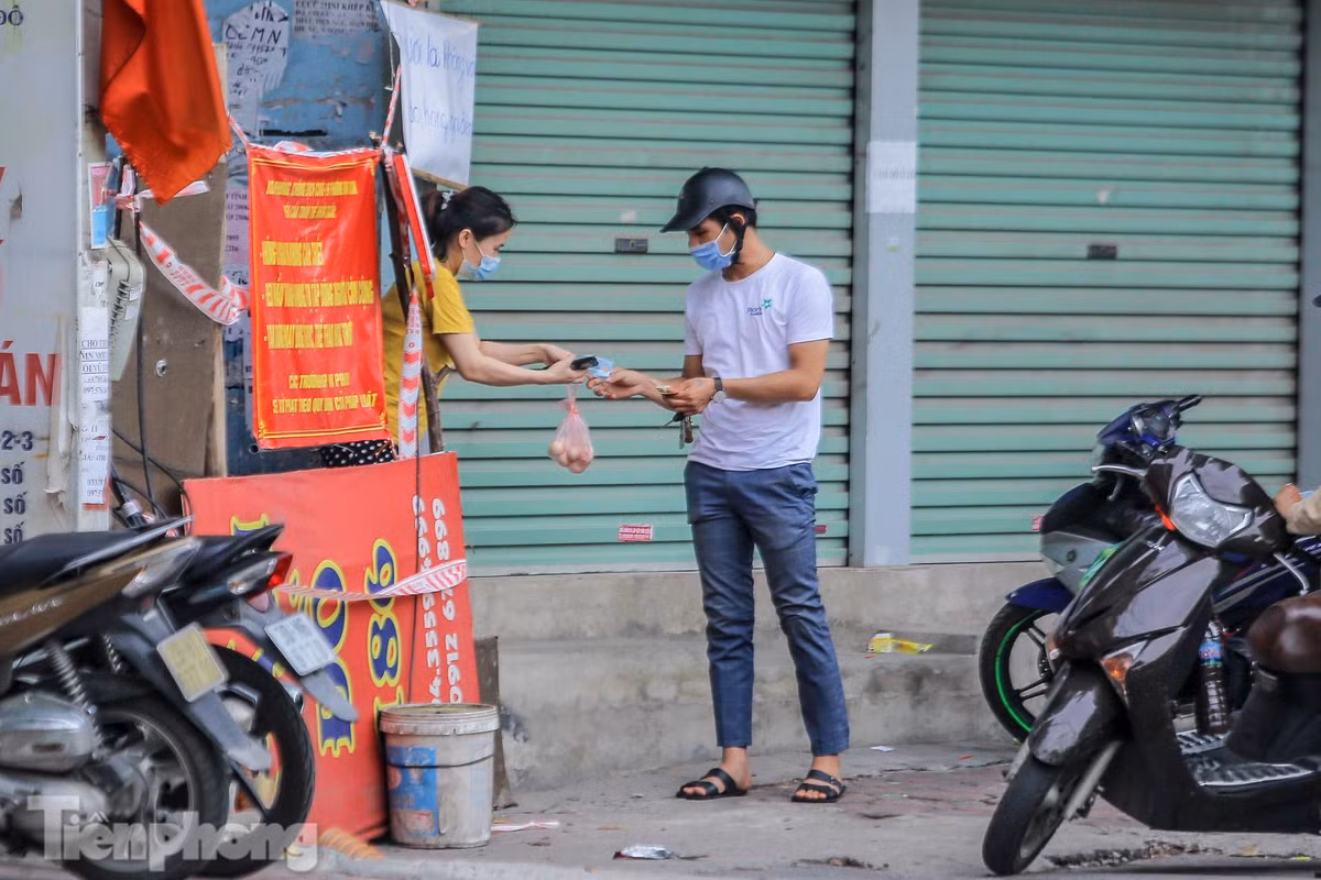 Người lạ chỉ được phép đứng ngoài, gửi đồ vào bên trong. 