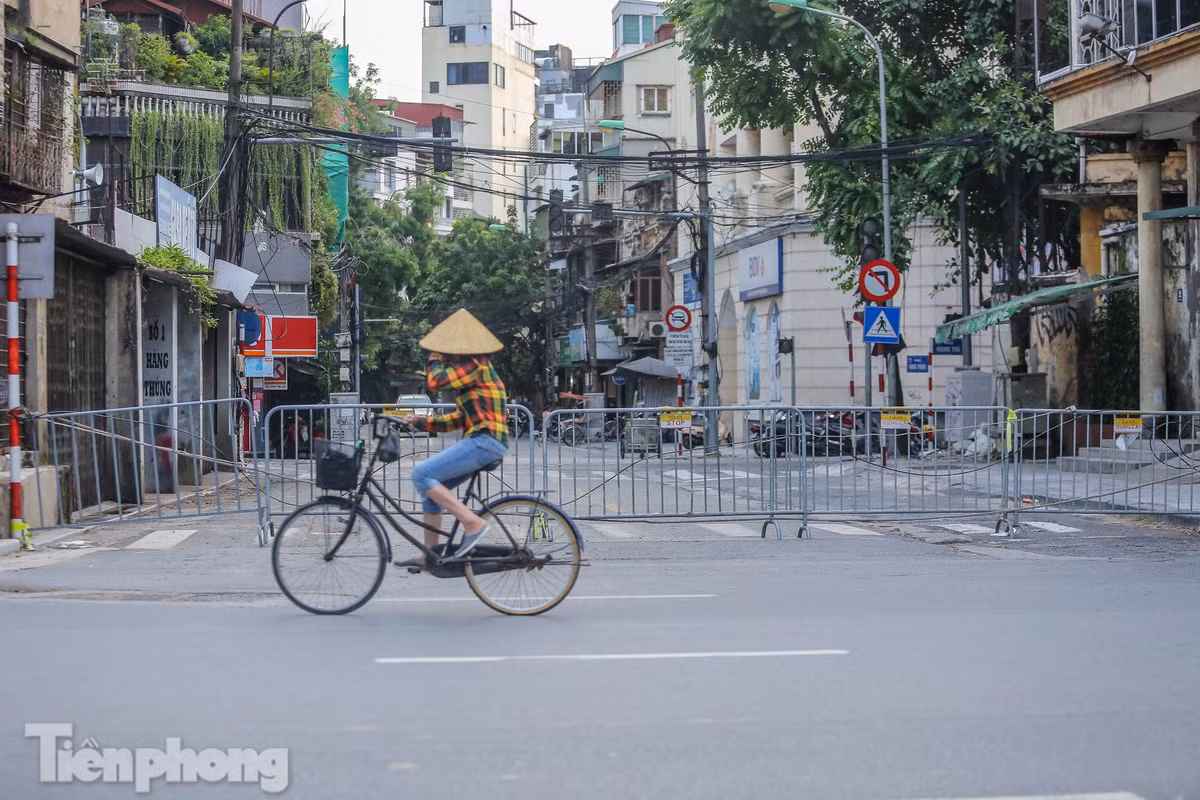 Nhiều tối tắt ngang đi vào khu vực trung tâm quận Hoàn Kiếm được chặn hàng rào barie.