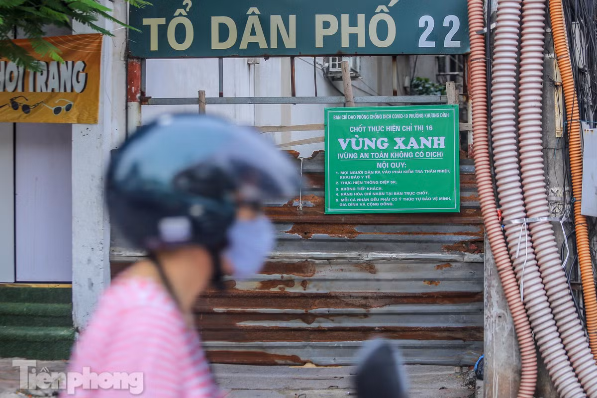 Nhiều tổ dân phố bịp chặt các lối đi, chỉ để vài lối với chốt kiểm soát người ra vào. 