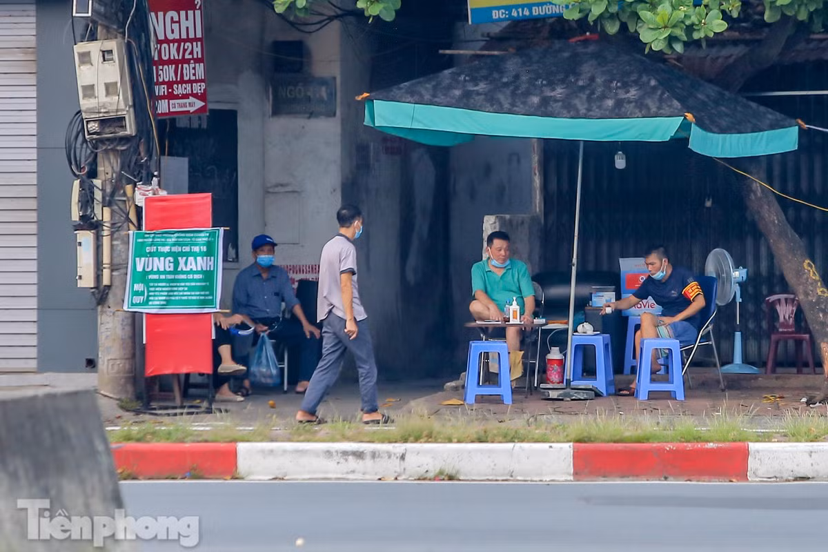 Tuy nhiên, tại một số "vùng xanh", nhiều người đeo khẩu trang không đúng cách ngay khi đang tiếp xúc với người khác. >>> Mời quý độc giả xem video: Bệnh viện dã chiến tại Hà Nội sau 16 ngày thần tốc xây dựng.