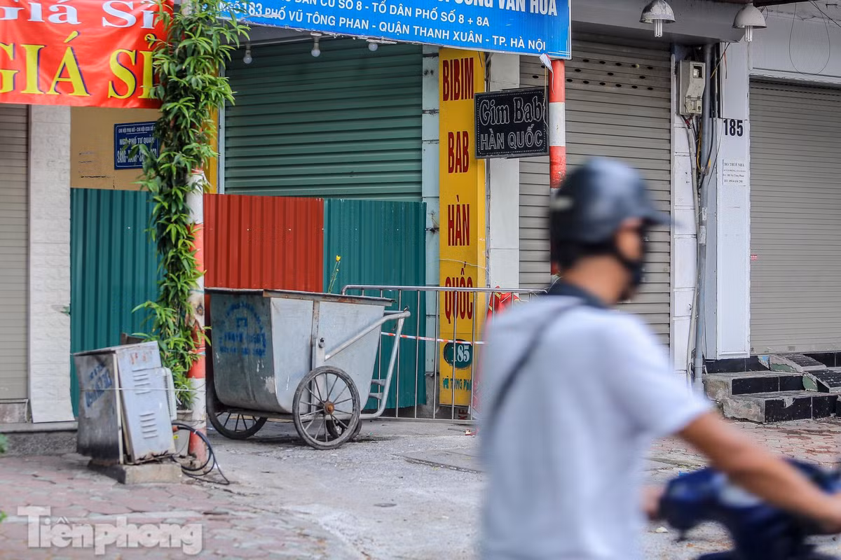 Dùng xe rác, rào tôn để chắn lối đi tại một ngõ trên phố Vũ Tông Phan.